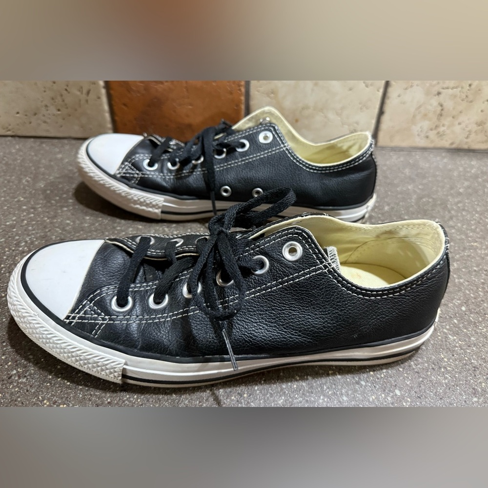 Converse leather Black and White Low-Top Sneakers size men 6.5 and women’s 8. - Picture 4 of 7